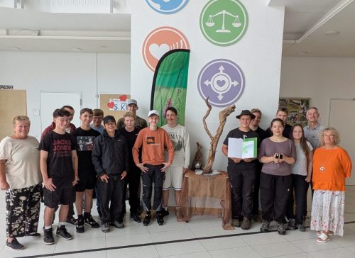 Gruener-Engel-mit-Allen